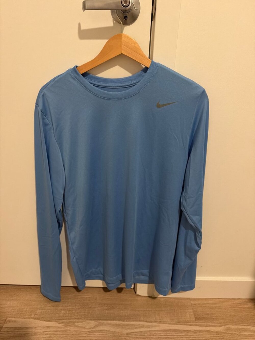 Nike Men's Long Sleeve Crew Shirt Light Blue Swoosh Size M